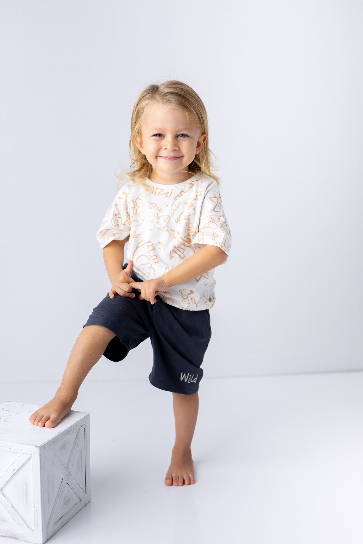Set med djurmönstrad t-shirt och shorts för barn